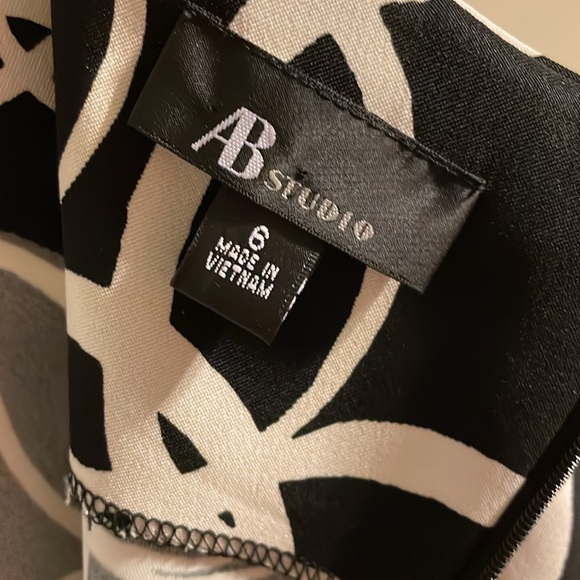 Sleeveless black and white dress with black trim around hemline darted back - Picture 4 of 4